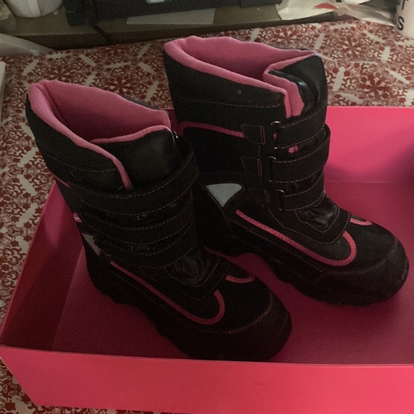 Girls Snow boots! - Picture 2 of 2